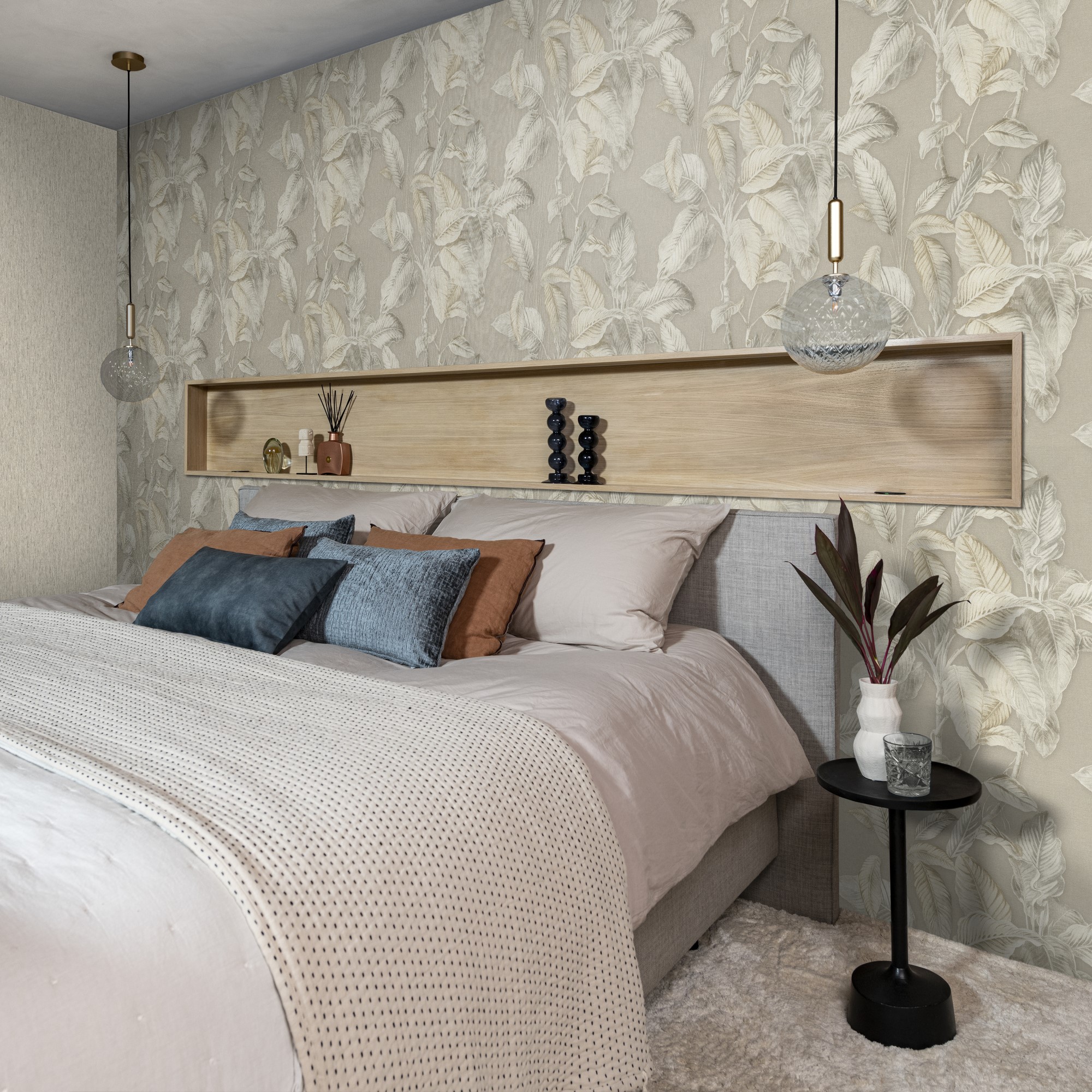 Quarto sofisticado com papel de parede botânico Bucalo em tons neutros